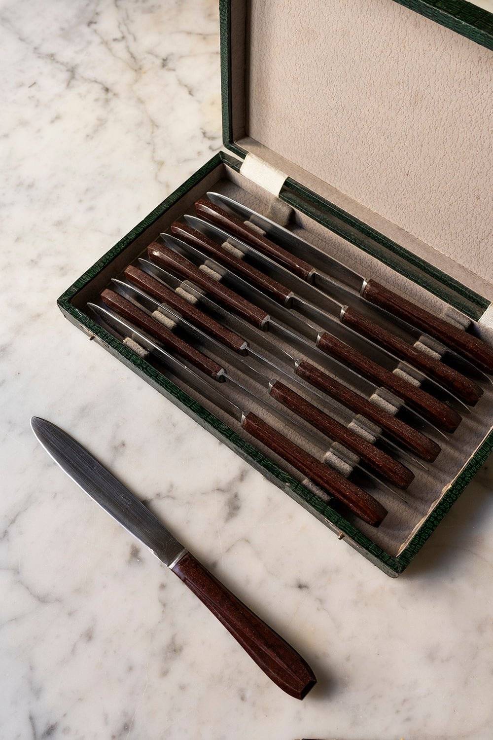 Coffret de 12 couteaux aux manches en bois