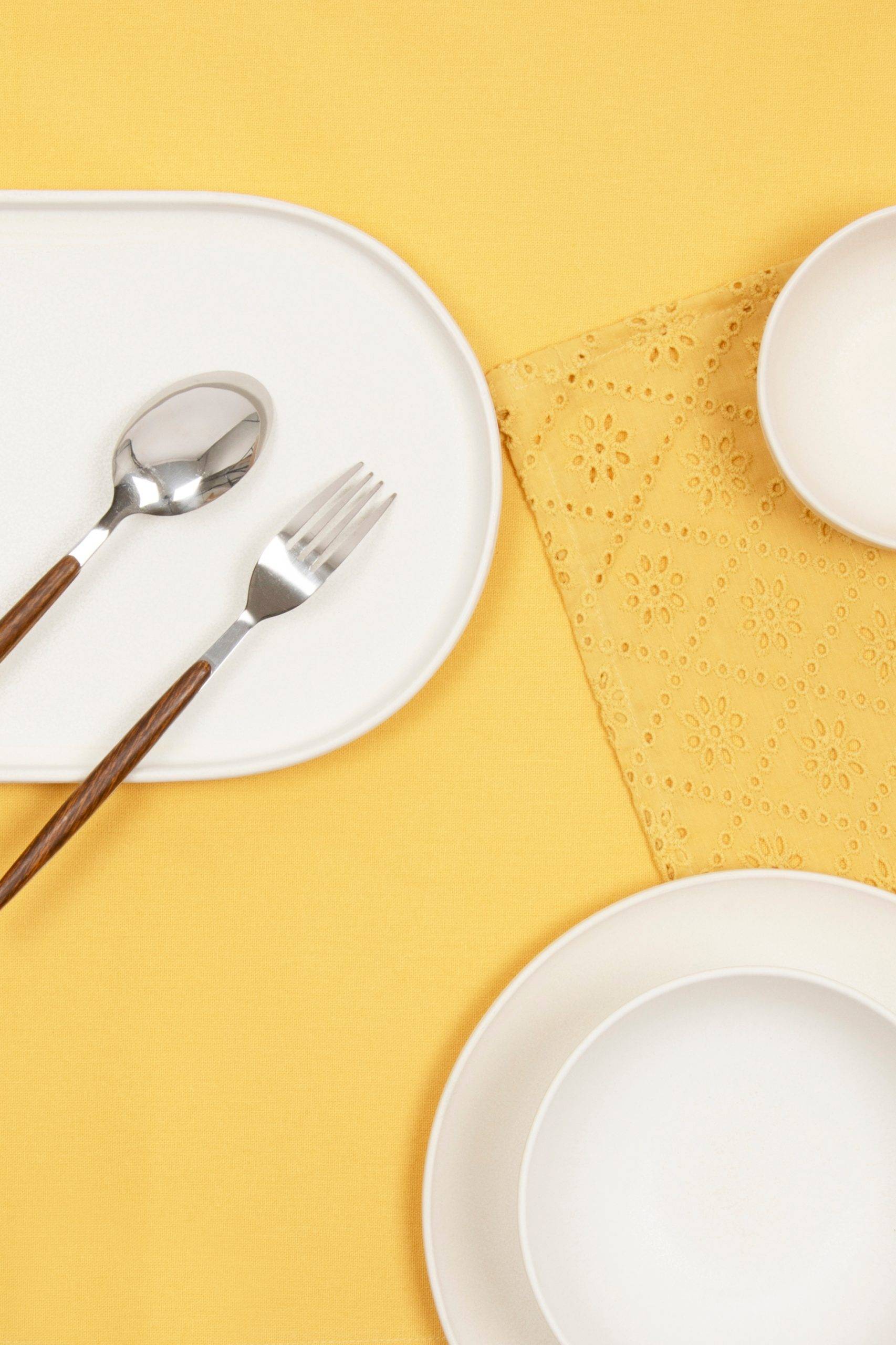 CHEMIN DE TABLE EN BRODERIE ANGLAISE TOURNESOL